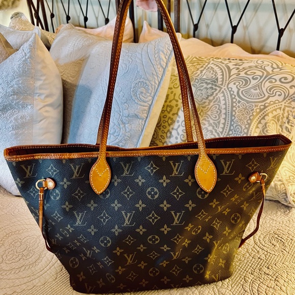 Authentic Louis Vuitton Neverfull MM Tote - Picture 5 of 11